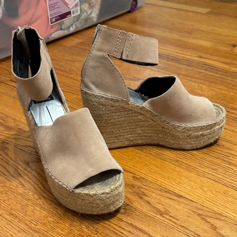 Dolce vita Women's Tan Wedge Sandals